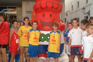 La fiesta recorre las calles de Roquetas.