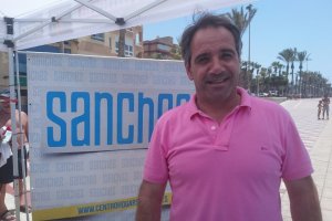 Juanjo Segunda en la playa con la Cadena SER.