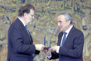 Cosentino recibió la Medalla al Trabajo en mayo.