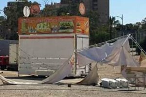 Imagen de la discordia en la que figura la lona del puesto de alimentación