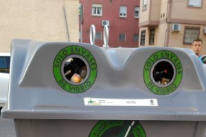 Imagen de acumulación de residuos frente a un contenedor