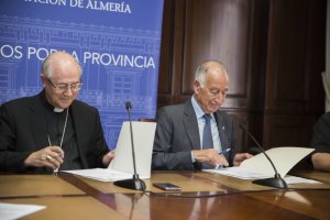 El obispo de la Diócesis de Almería, Adolfo González, junto al presidente de la Diputación Provincial, Gabriel Amat, durante la firma del convenio de