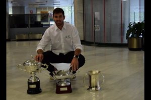 Juanmi rodeado de trofeos.