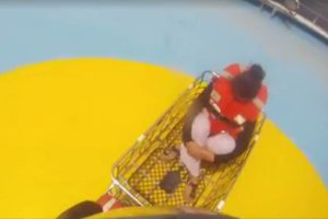 Imagen de la extracción de la menor obtenida del Twitter de Salvamento Marítimo.