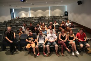 Un grupo de asistentes a la jornada con Luis Serrano, director de la EISO.