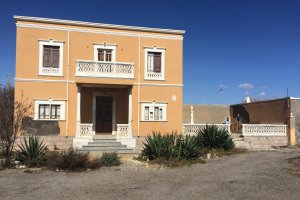 La casona burguesa fue edificada en los años 20 por Enrique López Rull y tiene un grado 2 de protección.