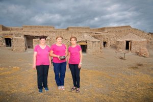 Integrantes de la Asociación Ojos-Soles que mantienen Los Millares