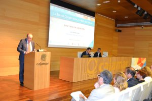 Luis María Linde durante su intervención en la Universidad de Almería.