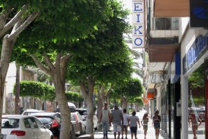 Una familia pasea por el Bulevar de El Ejido. En recorrerlo entero puede tardarse unos veinte minutos.