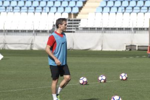 Listo para golpear el balón.