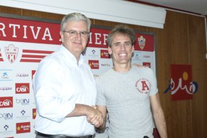 Pepe Bonillo presentando a Miguel Ángel Corona.