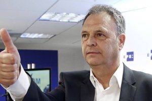 Joaquín Caparrós toma delantera.