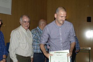 Martín Doblado entregando el título a Soriano.