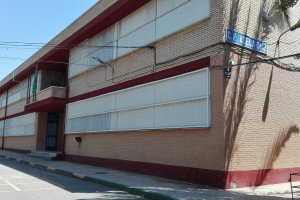 Detalle del CEIP Adela Díaz, uno de los tres centros educativos situados en la calle Padre Méndez que se encuentra afectado por la falta de plazas de