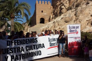 Alrededor de un centenar de personas respondieron al llamamiento de la Asociación Cultural Acción por Almería.