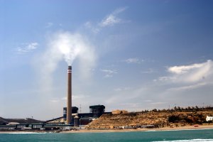 La central Térmica de Endesa en Carboneras es propiedad de la multinacional italiana Enel que dirige los trabajos medioambientales.