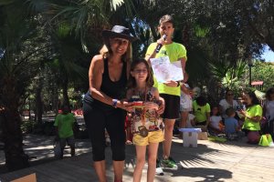 La concejala Francisca Toresano entregando distinciones en el Parque Municipal de Aguadulce a los participantes en los concursos de dibujo.