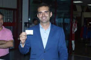 El alcalde con el nuevo abono.