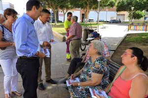 Reparto de folletos por El Zapillo.