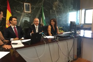 Los jueces David Villagrá y Luis Columna, y la letrada Maribel Ruiz