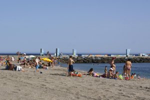 Las playas de Almería rebosan de visitantes que disfrutarán de una experiencia única.