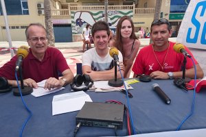 El equipo de ‘Hoy por hoy Almería’ junto al coordinadordel servicio de socorrismo, Óscar París, que recordó algunos de los consejosimprescindibles pa