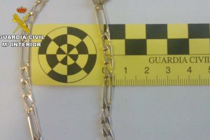 Imagen del cordón que las detenidas arrebataron al anciano.