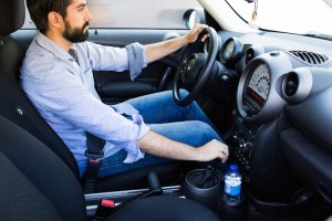 Expertos recomiendan tener a mano una botella de agua durante la conducción.