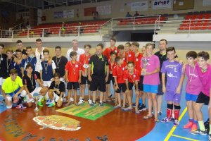 Los ganadores en el centro de la pista.