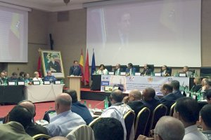 Encuentro Hispano-Marroquí con el retrato de Mohamed V sobre el almeriense Gallart.