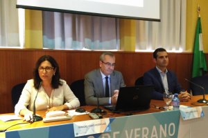 Trinidad Cabeo, José Llorca y Ramón Fernández-Pacheco en la mesa de la conferencia
