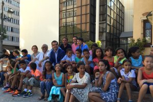 El alcalde de Almería da la bienvenida a los niños saharauis.