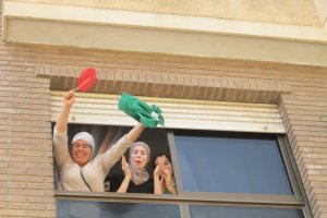 En la imagen, dos de las hijas del matrimonio saludan por la ventana tras conocerse que el desalojo se había parado.
