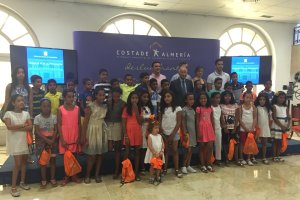 Los niños saharauis tras ser recibidos en Diputación.