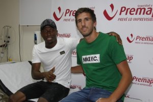 Jonathan y Julián Cuesta en el reconocimiento médico.