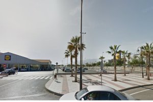 Imagen de Google del aparcamiento en el que estaba el vehículo donde dejaron al bebé.