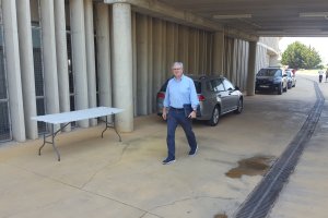 Pepe Bonillo llegando hoy al club.