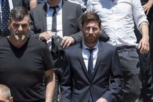 La campaña del Barça trae cola.