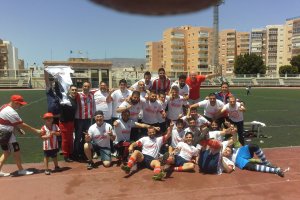 Los jugadores del Poli Almería celebrando el ascenso.