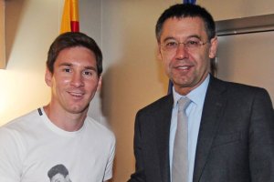 Leo Messi arropado por su presidente.