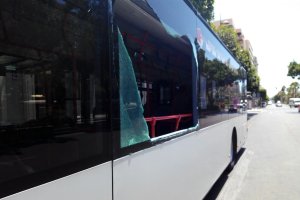 Luna rota en el autobús de la Línea 6 apedreado
