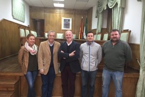 Joaquín Jiménez, delegado territorial de Fomento, en una imagen de archivo con los concejales de Dalías.