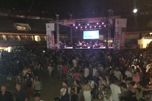Noche del sábado en el comienzo del Festival Pulp pop 2016.
