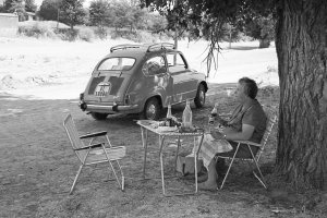 Imagen típica de los años sesenta, cuando íbamos a comer al campo.