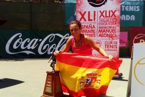 La campeona de España con su bandera.