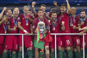 Cristiano levanta al cielo de París un sueño.