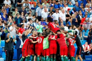 La gran piña de Portugal tras conquistar la Euro 2016.