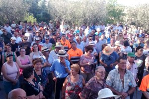 Cientos de personas participaron el sábado por la tarde en la marcha por la defensa del agua en Los Vélez. FRANCISCO MORENO