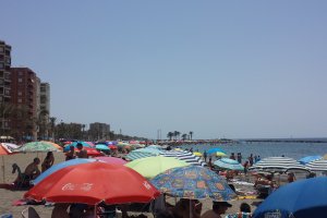 Mar de sombrillas en la playa de El Zapillo
