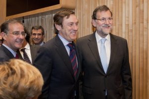 El presidente  en funciones del Gobierno , Mariano Rajoy, junto con el diputado por Almería, Rafael Hernando.